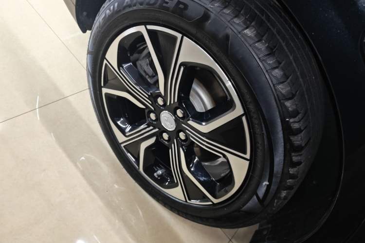 Used Hongqi E-QM5 2021 Charging Version Flagship Edition Right Rear Wheel Hub