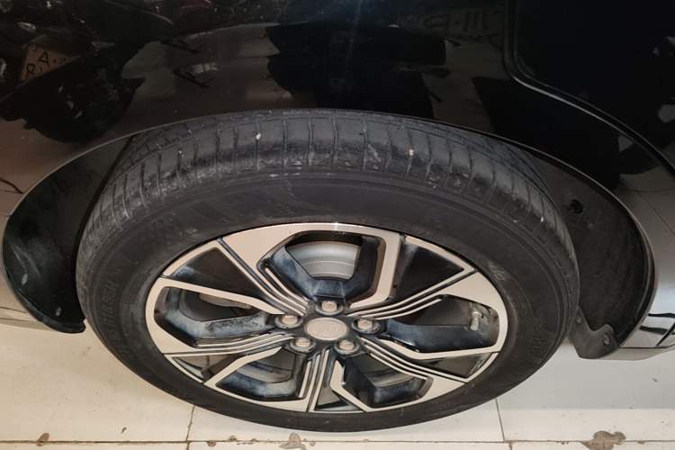 Used Hongqi E-QM5 2021 Online Booking Charging Basic Edition 5 Seats Right Rear Wheel Hub