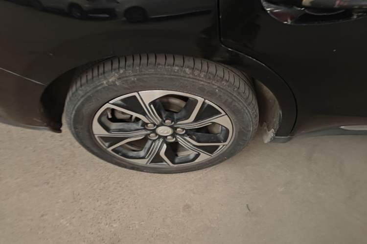 Used Hongqi E-QM5 2021 Online Booking Charging Basic Edition 5 Seats Right Rear Wheel Hub