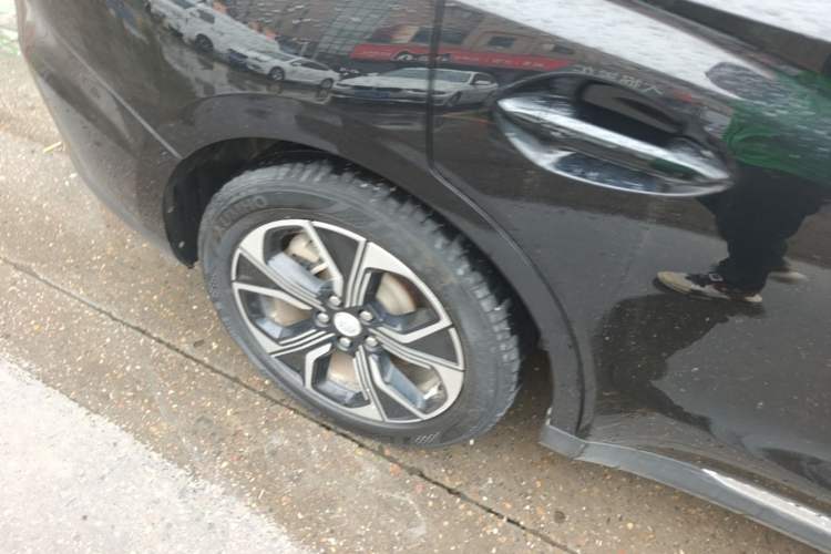 Used Hongqi E-QM5 2021 Charging T3 Version 5 Seats Right Rear Wheel Hub