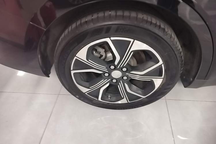 Used Hongqi E-QM5 2021 Charging Version Flagship Edition Right Rear Wheel Hub