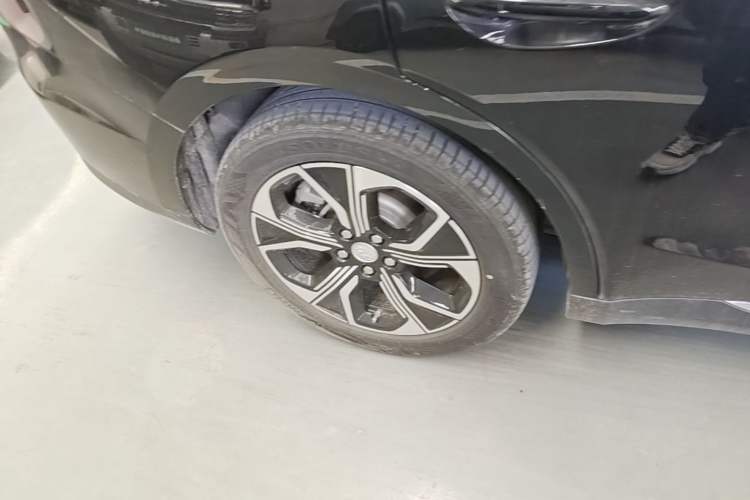 Used Hongqi E-QM5 2021 Charging Version Flagship Edition Right Rear Wheel Hub