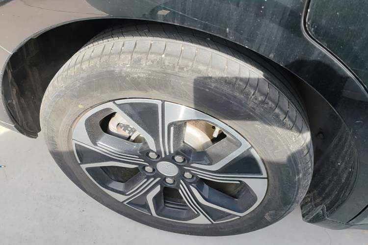 Used Hongqi E-QM5 2021 Charging Version Flagship Edition Right Rear Wheel Hub