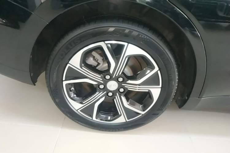 Used Hongqi E-QM5 2021 Online Booking Charging T3 Edition 5-Seater Right Rear Wheel Hub