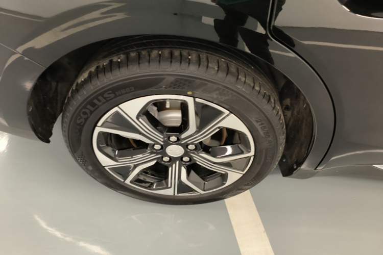 Used Hongqi E-QM5 2021 Online Booking Charging Basic Edition 5 Seats Right Rear Wheel Hub