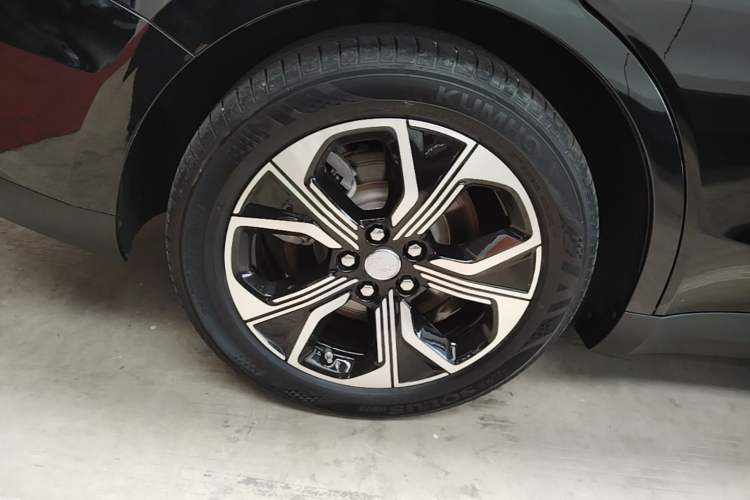 Used Hongqi E-QM5 2021 Charging Version Flagship Edition Right Rear Wheel Hub
