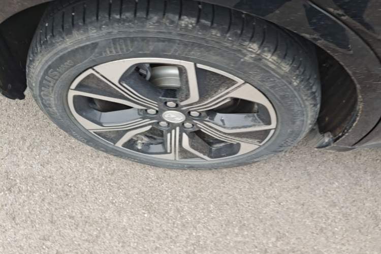 Used Hongqi E-QM5 2021 Charging Version Flagship Edition Right Rear Wheel Hub
