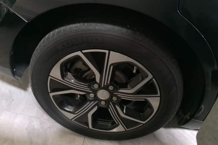 Used Hongqi E-QM5 2021 Online Booking Charging Basic Edition 4 Seats Right Rear Wheel Hub