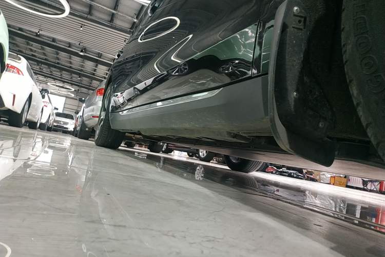 Used Hongqi E-QM5 2021 Charging Version Flagship Edition Right Side Sill