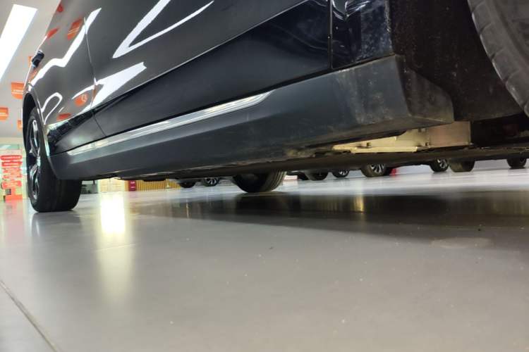 Used Hongqi E-QM5 2021 Charging Version Flagship Edition Right Side Sill