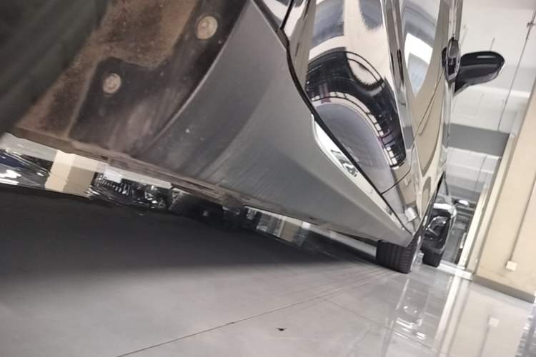 Used Hongqi E-QM5 2021 Charging Version Flagship Edition Right Side Sill