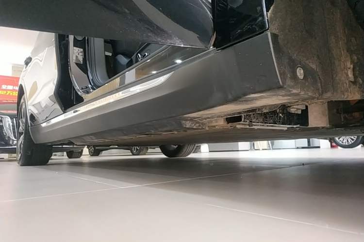 Used Hongqi E-QM5 2021 Online Booking Charging T3 Edition 5-Seater Right Side Sill