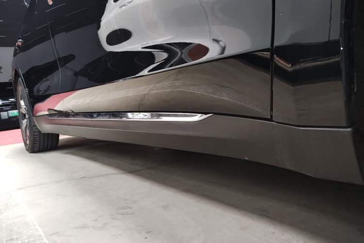 Used Hongqi E-QM5 2021 Charging Version Flagship Edition Right Side Sill