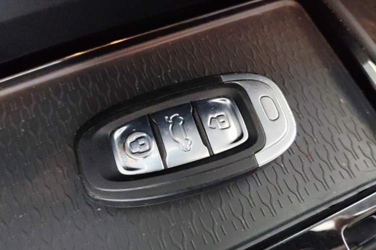 Used Hongqi E-QM5 2021 Online Booking Charging Basic Edition 5 Seats Vehicle Key
