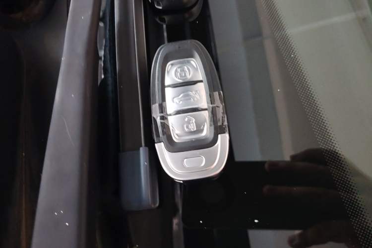 Used Hongqi E-QM5 2021 Charging T3 Version 5 Seats Vehicle Key