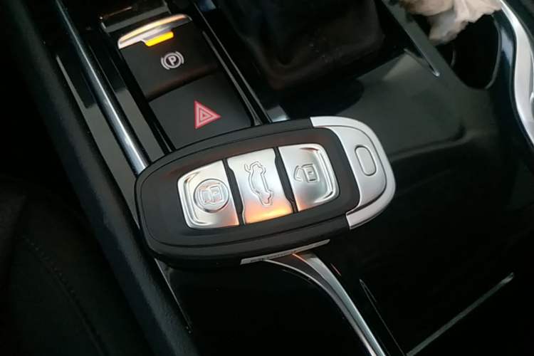 Used Hongqi E-QM5 2021 Online Booking Charging T3 Edition 5-Seater Vehicle Key