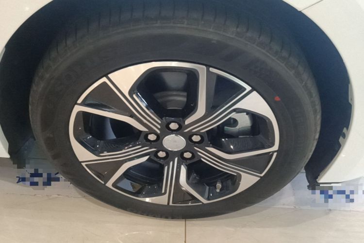 Used Hongqi E-QM5 2021 Online Booking Charging Basic Edition 4 Seats Right Front Wheel Hub