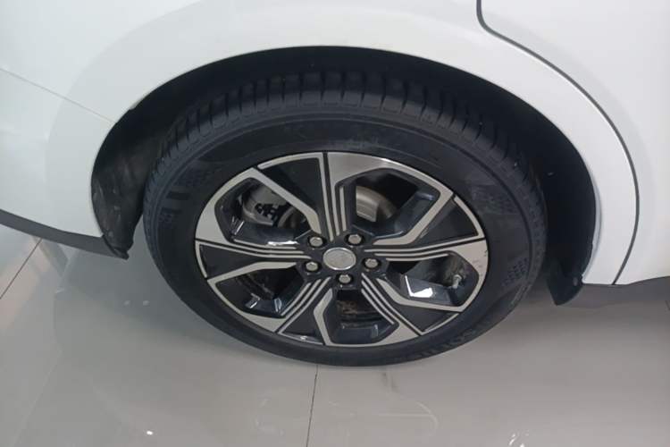 Used Hongqi E-QM5 2021 Charging Version Flagship Edition Right Rear Wheel Hub