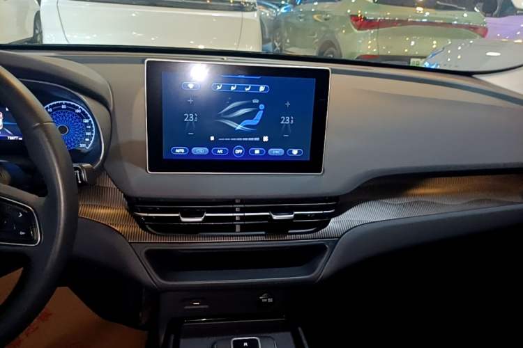 Used Hongqi E-QM5 2022 431 km Charge & Enjoy Edition Audio And AC Panel