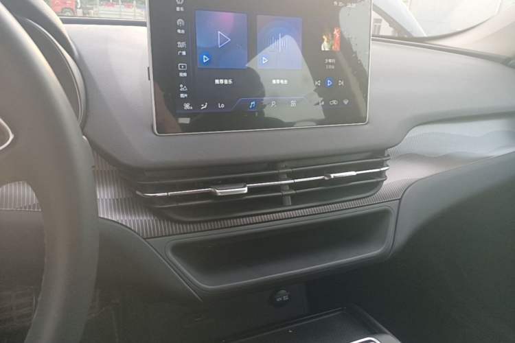 Used Hongqi E-QM5 2022 431 km Charge & Enjoy Edition Audio And AC Panel
