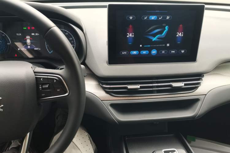 Used Hongqi E-QM5 2022 431 km Charge & Enjoy Edition Audio And AC Panel