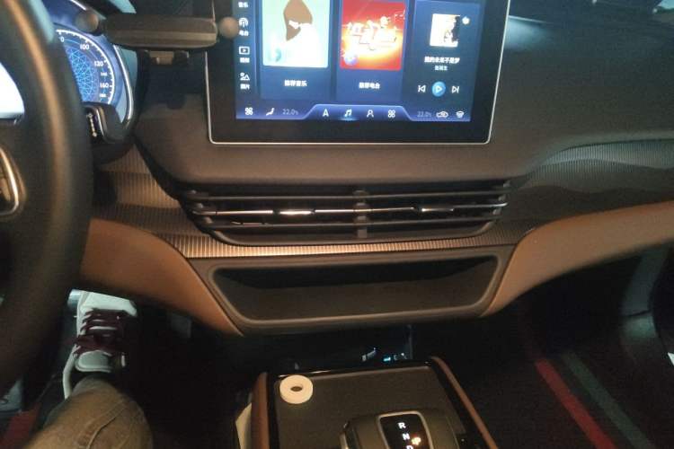 Used Hongqi E-QM5 2022 431 km Charge & Enjoy Edition Audio And AC Panel