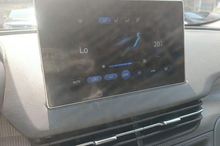 Used Hongqi E-QM5 2022 431 km Charge & Enjoy Edition Audio And AC Panel