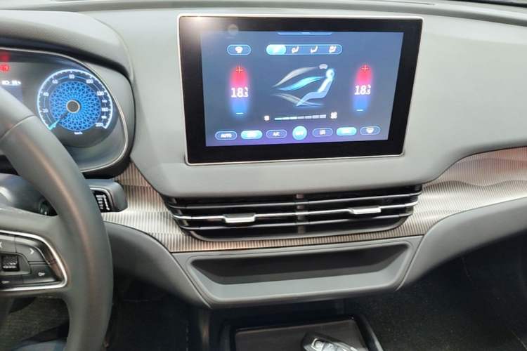 Used Hongqi E-QM5 2022 431 km Charge & Enjoy Edition Audio And AC Panel