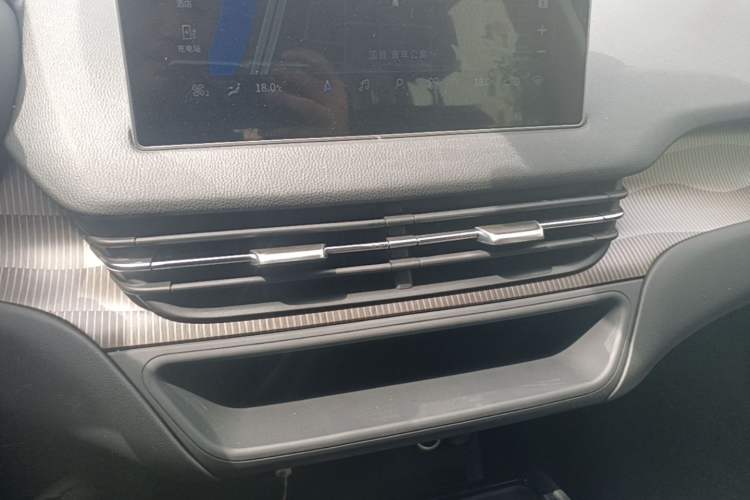 Used Hongqi E-QM5 2022 431 km Charge & Enjoy Edition Audio And AC Panel