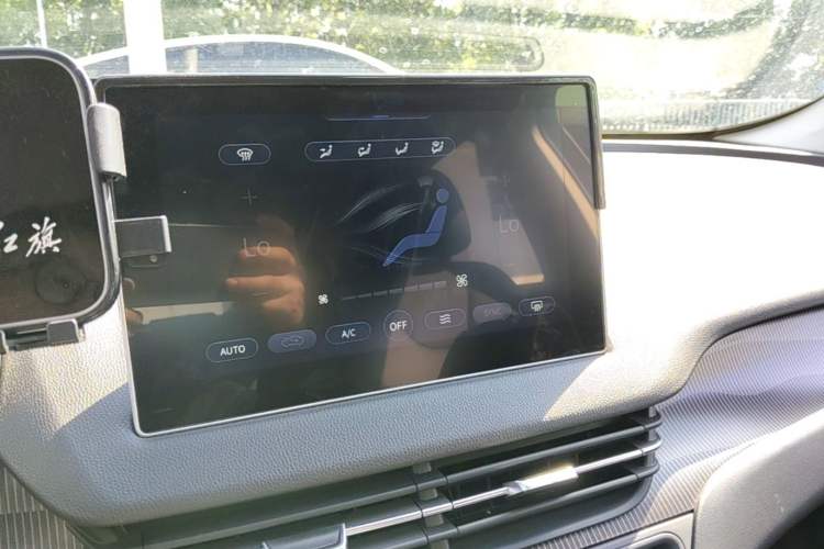 Used Hongqi E-QM5 2022 431 km Charge & Enjoy Edition Audio And AC Panel