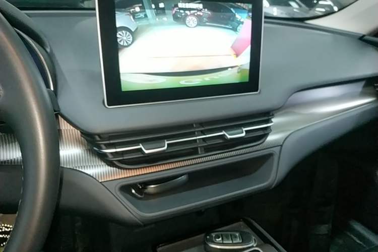 Used Hongqi E-QM5 2022 431 km Charge & Enjoy Edition Audio And AC Panel
