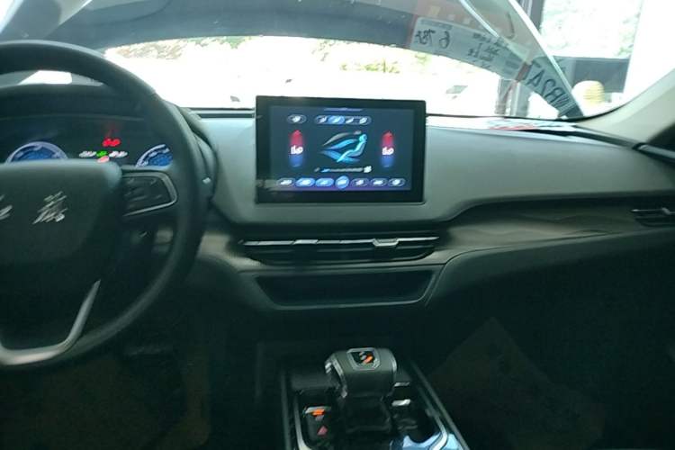 Used Hongqi E-QM5 2022 431 km Charge & Enjoy Edition Audio And AC Panel