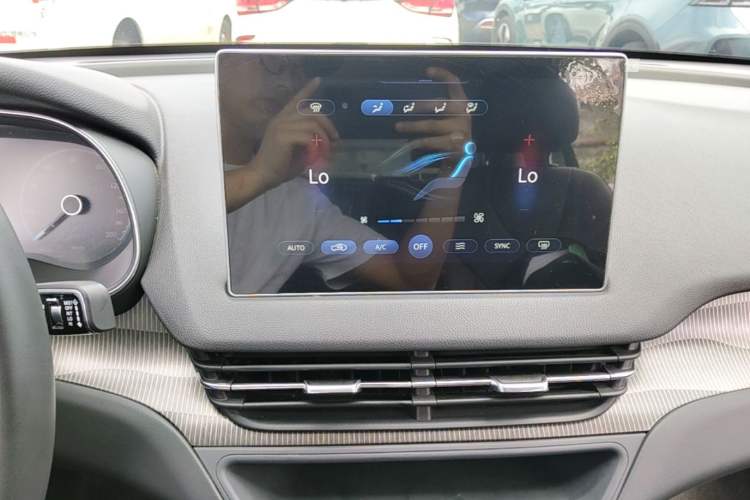 Used Hongqi E-QM5 2022 431 km Charge & Enjoy Edition Audio And AC Panel