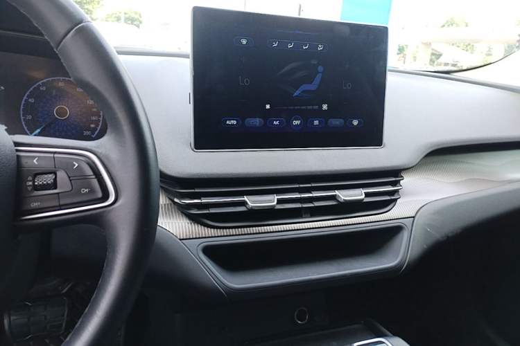 Used Hongqi E-QM5 2022 431 km Charge & Enjoy Edition Audio And AC Panel