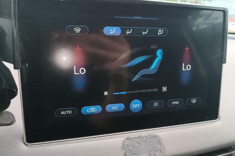 Used Hongqi E-QM5 2022 431 km Charge & Enjoy Edition Audio And AC Panel