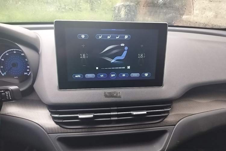 Used Hongqi E-QM5 2022 431 km Charge & Enjoy Edition Audio And AC Panel
