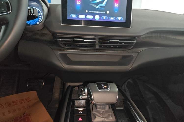 Used Hongqi E-QM5 2022 431 km Charge & Enjoy Edition Audio And AC Panel