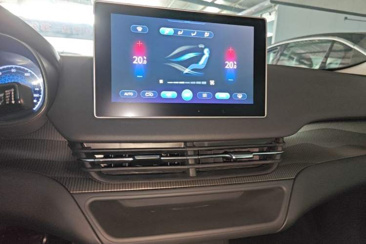 Used Hongqi E-QM5 2022 431 km Charge & Enjoy Edition Audio And AC Panel