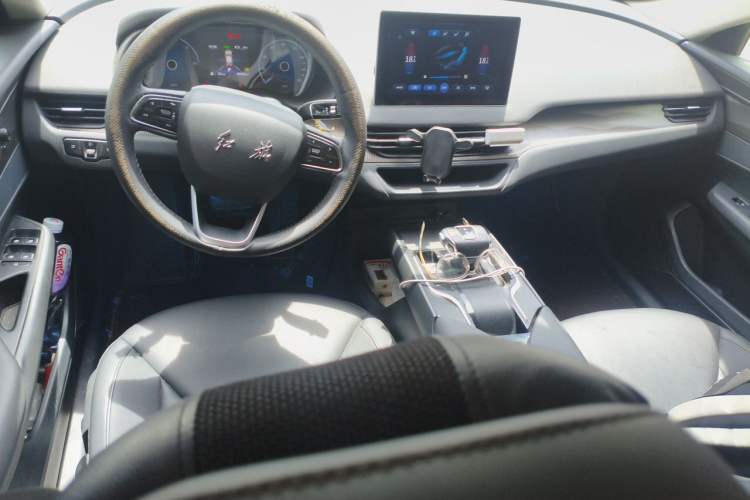 Used Hongqi E-QM5 2022 431 km Charge & Enjoy Edition Center Console