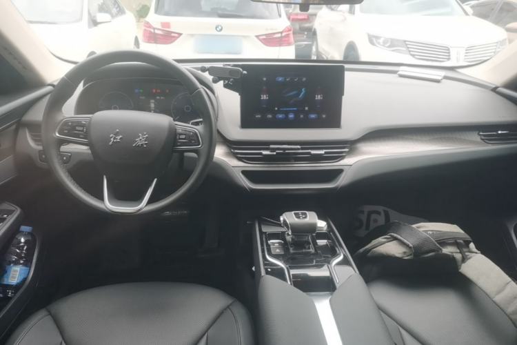 Used Hongqi E-QM5 2022 431 km Charge & Enjoy Edition Center Console