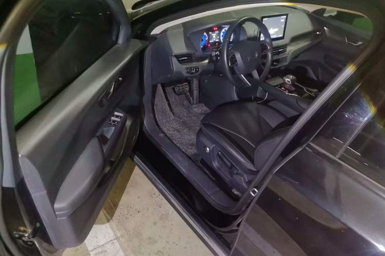 Used Hongqi E-QM5 2022 431 km Charge & Enjoy Edition Driver Seat
