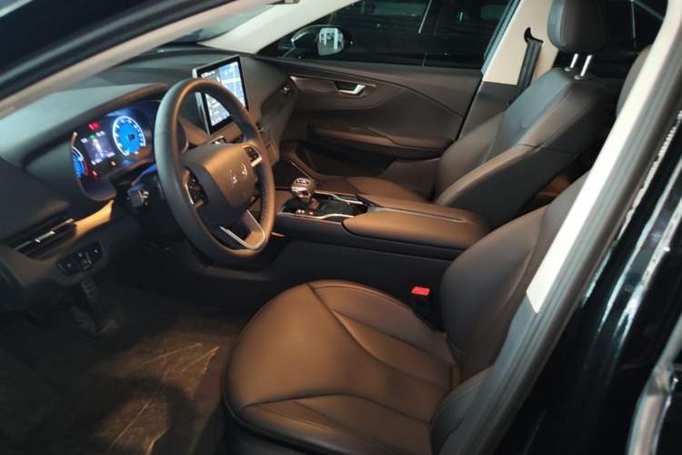 Used Hongqi E-QM5 2022 431 km Charge & Enjoy Edition Driver Seat