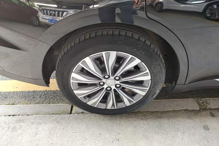 Used Hongqi E-QM5 2022 431 km Charge & Enjoy Edition Exterior 3
