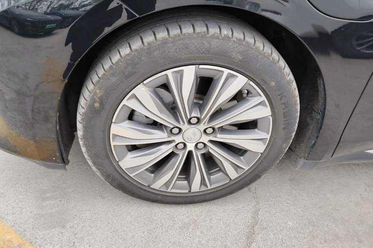 Used Hongqi E-QM5 2022 431 km Charge & Enjoy Edition Exterior 4