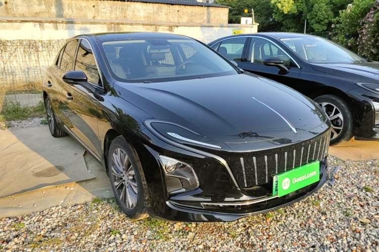 Used Hongqi E-QM5 2022 431 km Charge & Enjoy Edition Front Right 45 Deg