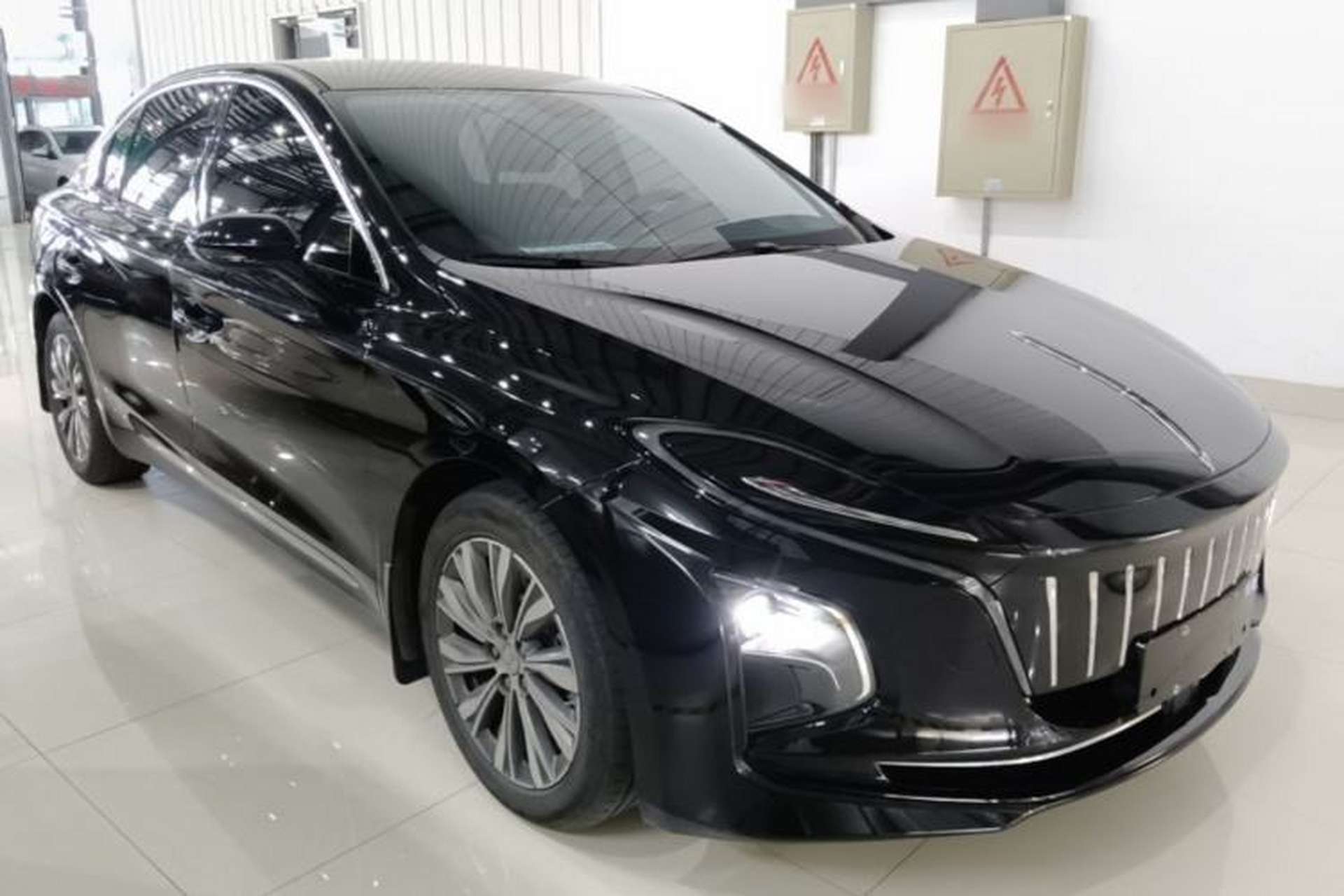 Used Hongqi E-QM5 2022 431 km Charge & Enjoy Edition Front Right 45 Deg