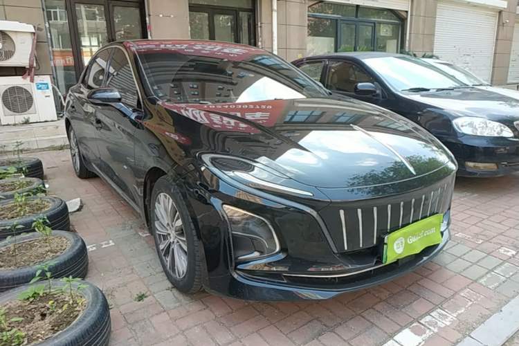Used Hongqi E-QM5 2022 431 km Charge & Enjoy Edition Front Right 45 Deg