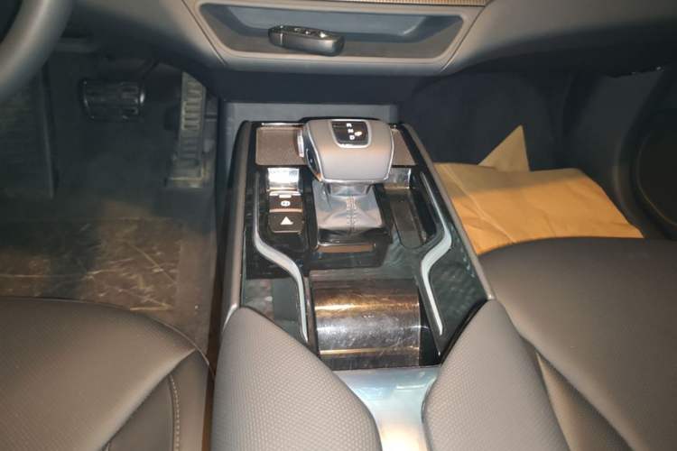 Used Hongqi E-QM5 2022 431 km Charge & Enjoy Edition Gear Lever