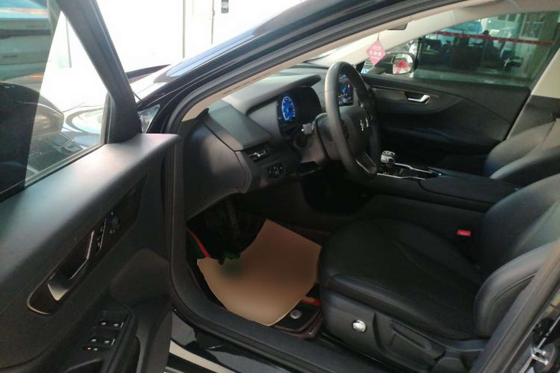 Used Hongqi E-QM5 2022 431 km Charge & Enjoy Edition Interior 3