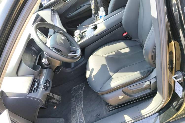 Used Hongqi E-QM5 2022 431 km Charge & Enjoy Edition Left Front Seat